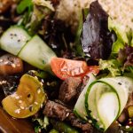 Тёплый салат с говядиной и овощами